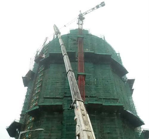 万全吊车在工地上作业